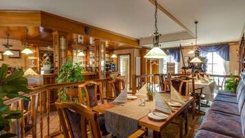 FrĂŒhstĂŒck, Mittagessen, Abendessen, regionale KĂŒche