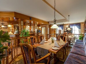 Breakfast, lunch, dinner served; Regional cuisine  - Hotel zur Burg (Burg Stargard)