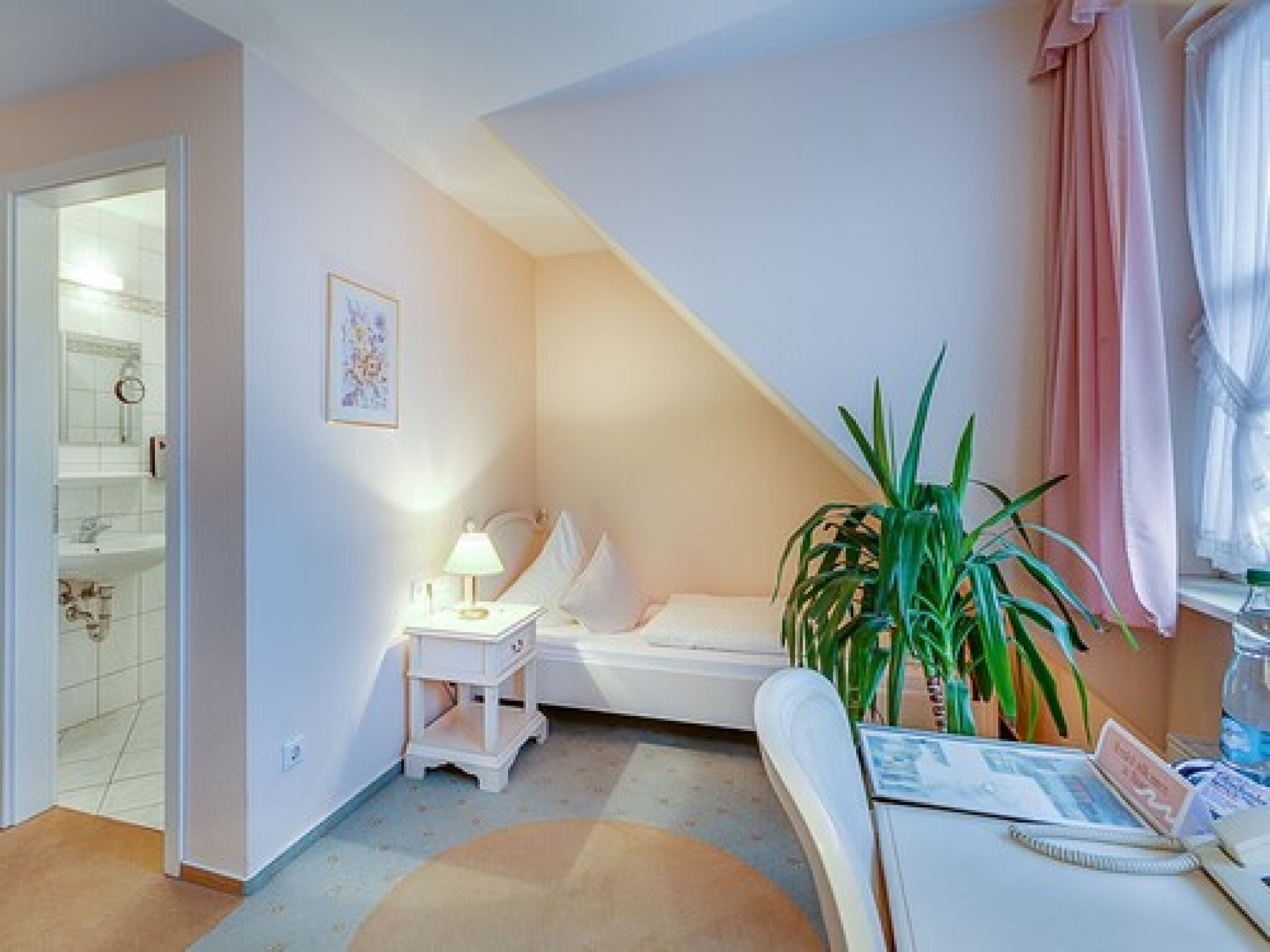 Een bureau, een strijkplank/strijkijzer, gratis wifi, beddengoed