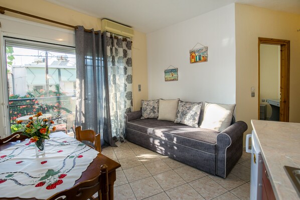 Appartement, 2 slaapkamers | Woonkamer | Een flatscreentelevisie