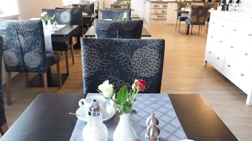 Tägliches Frühstücksbuffet (18 EUR pro Person)