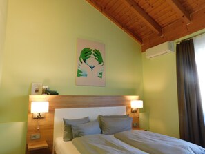 Premium bedding, down duvets, pillow-top beds, minibar - Hotel KonradP (Holzkirchen)