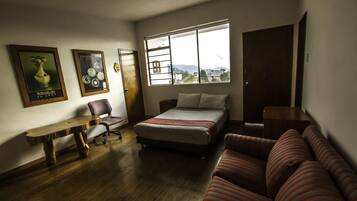 Ropa de cama de alta calidad y caja de seguridad en la habitación