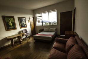 Quarto casal, banheiro privativo | Roupas de cama premium, cofres nos quartos, Wi-Fi de cortesia