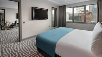Hypo-allergenic bedding, minibar, in-room safe, desk