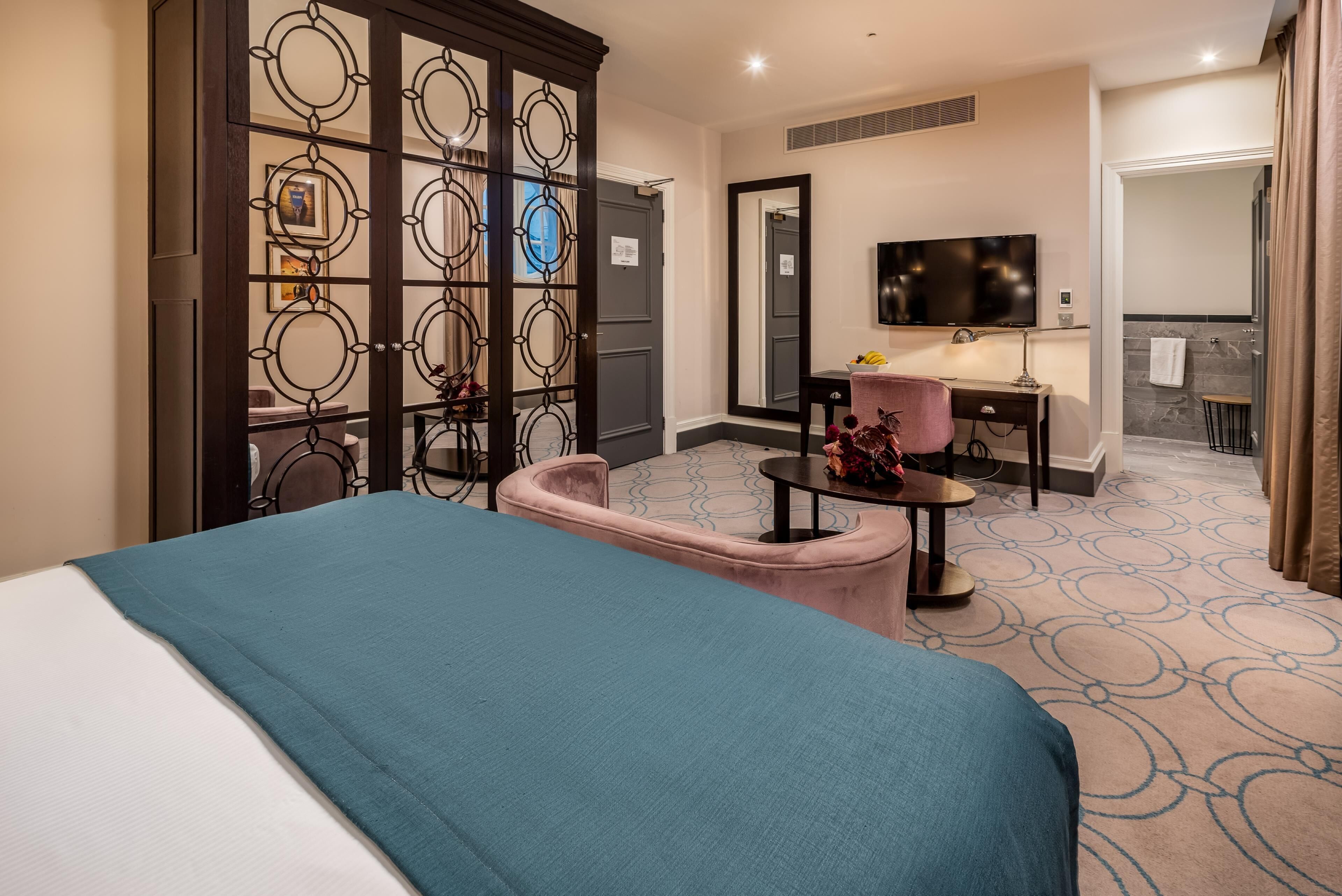 Hypo-allergenic bedding, minibar, in-room safe, desk