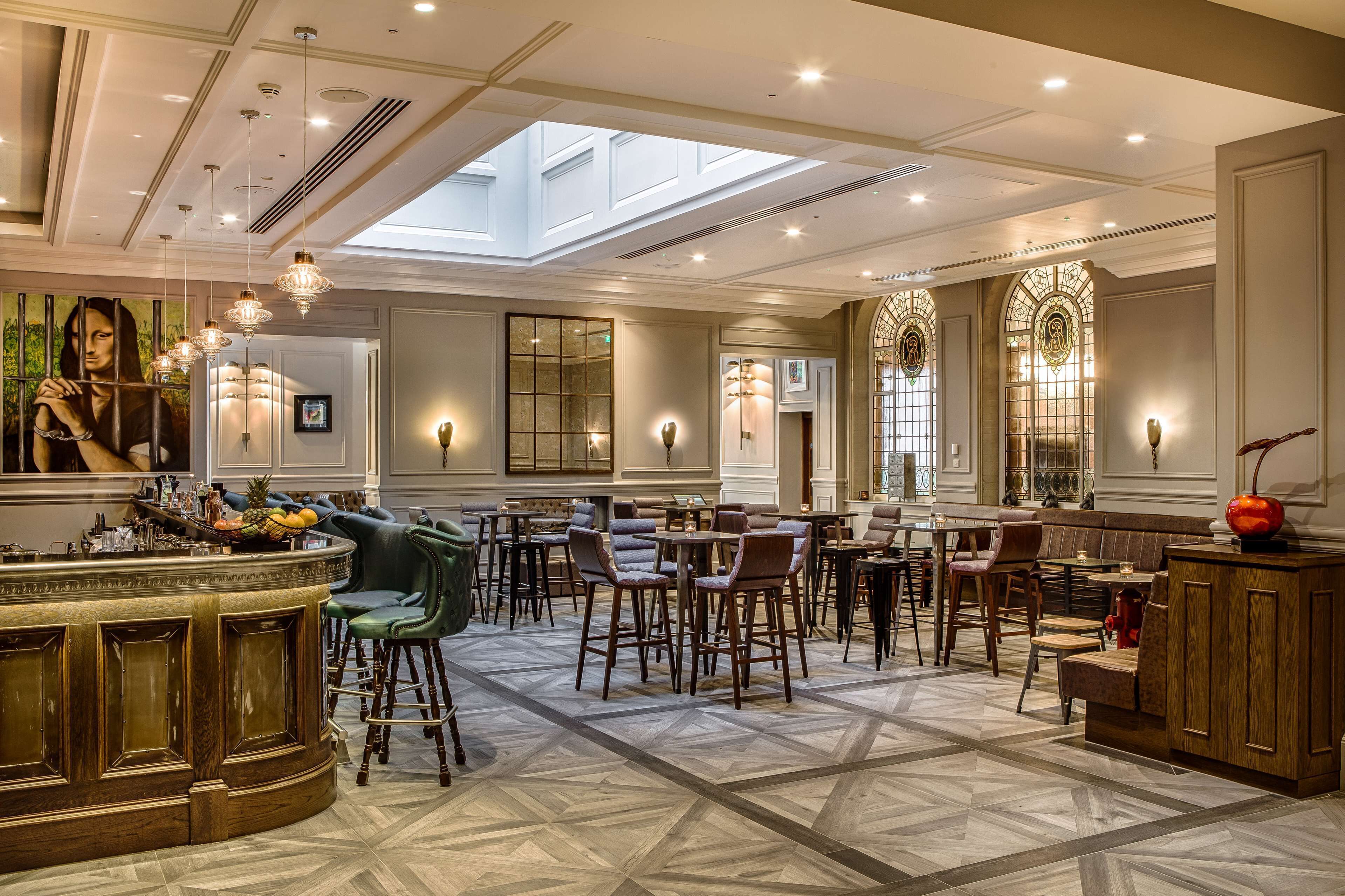2 bars/lounges
