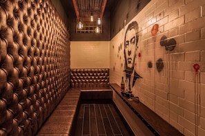 2 bars/lounges