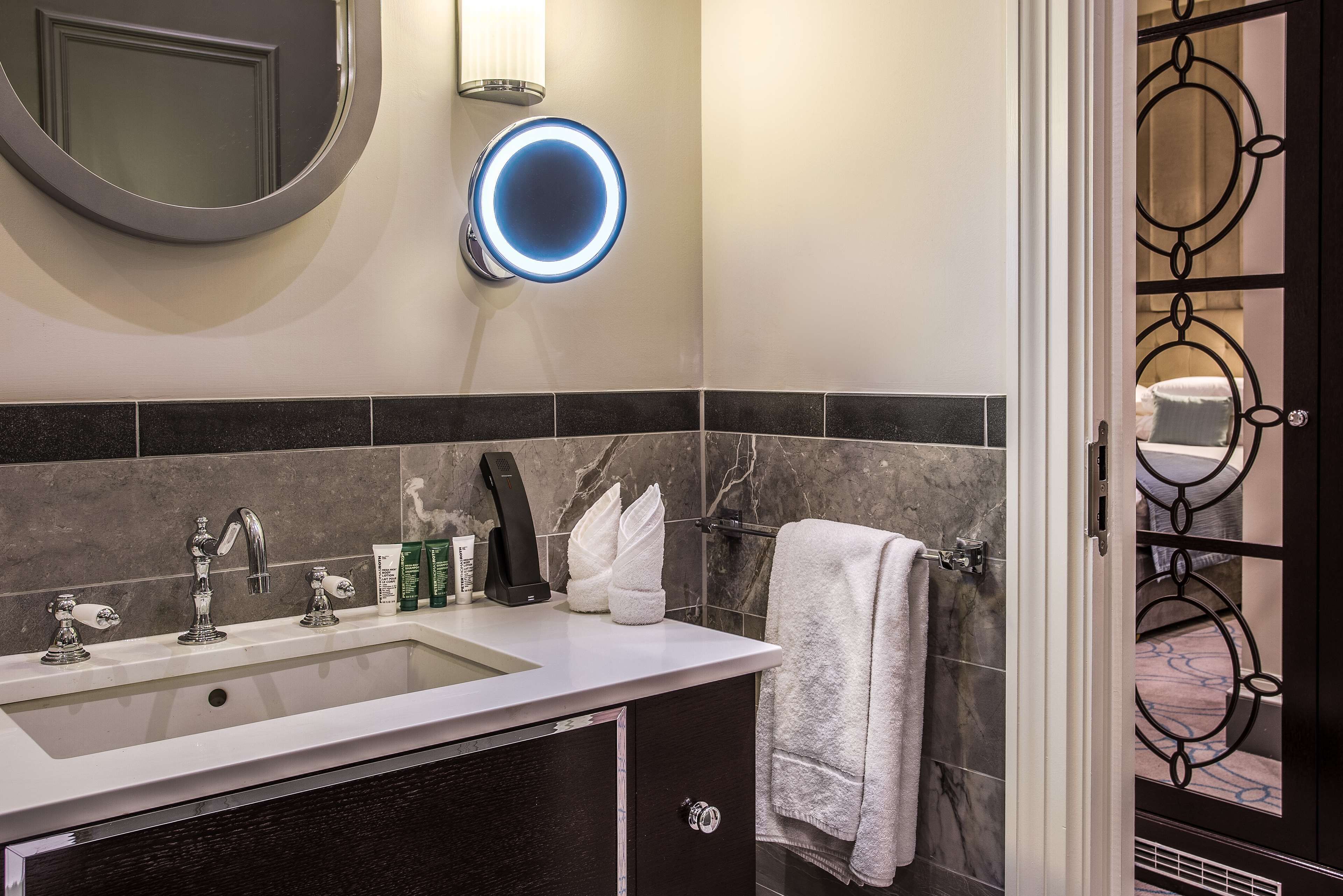 Douche, articles de toilette gratuits, sèche-cheveux, peignoirs