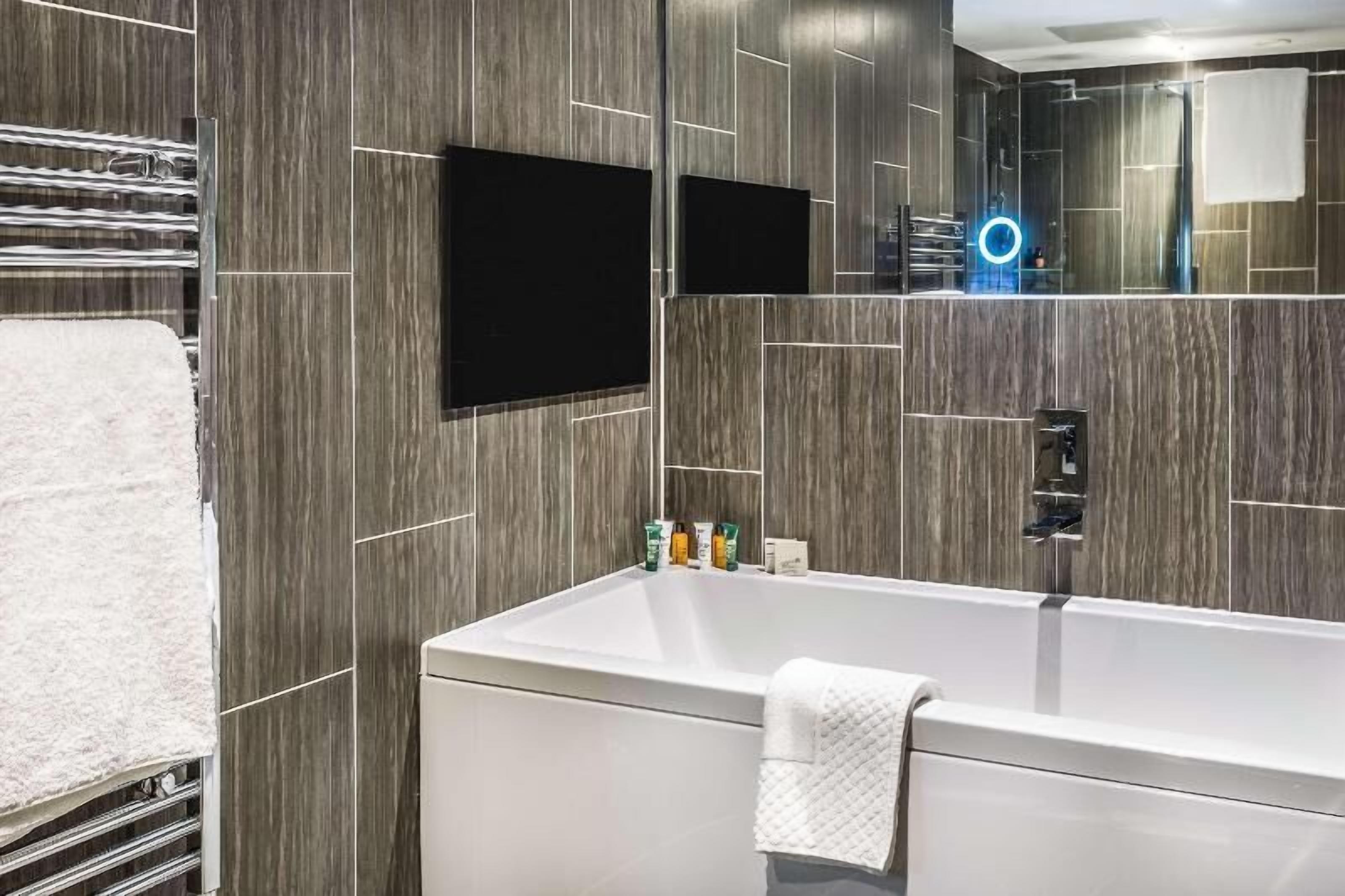 浴室 | 淋浴设施、免费洗浴用品、吹风机、浴袍
