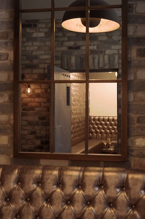 2 bars/lounges