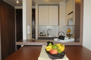 Refrigerador con freezer, microondas, cafetera/tetera