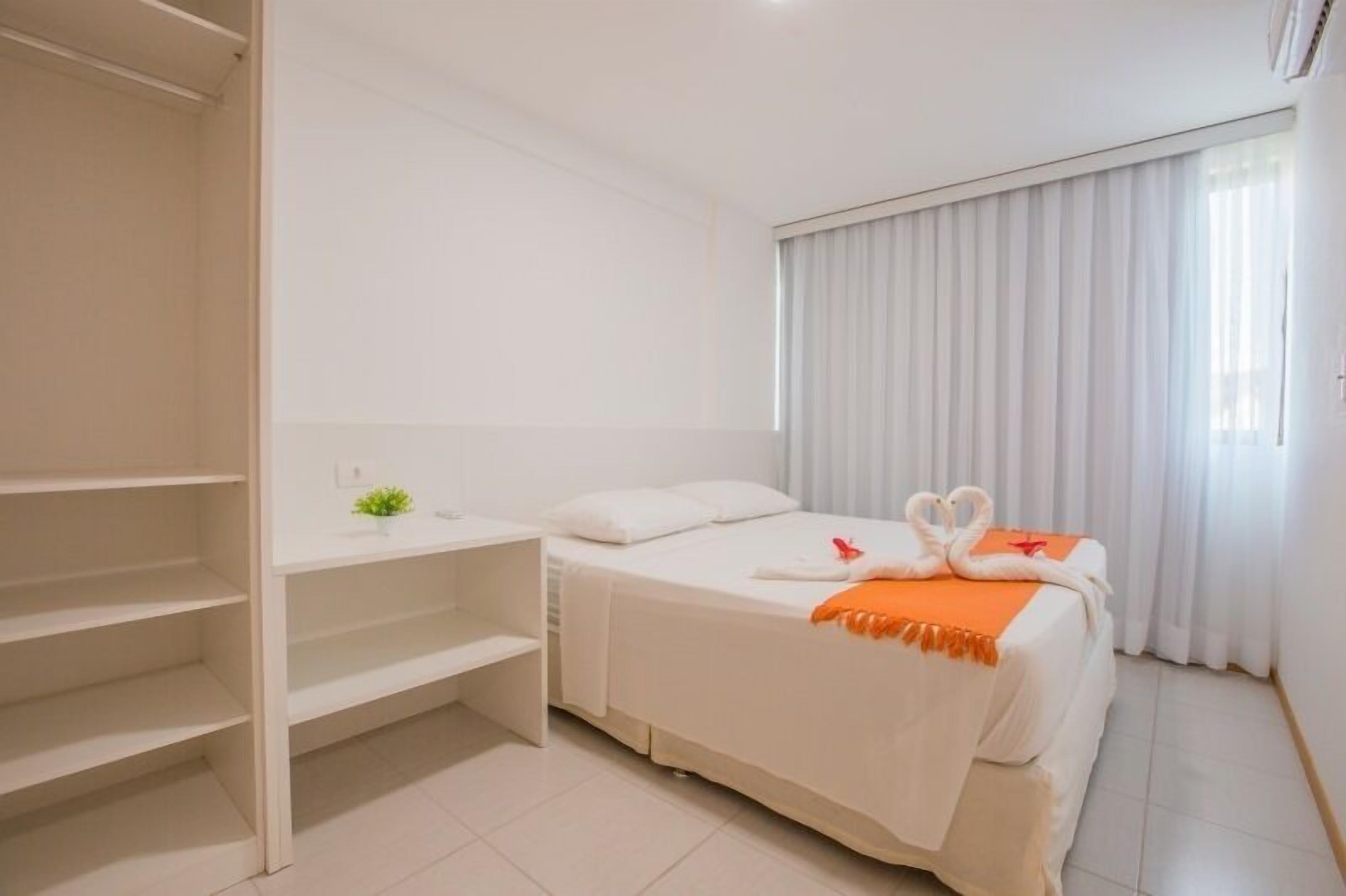 Apartamento básico | Escrivaninha, cortinas blackout, roupa de cama