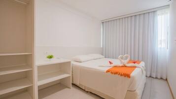 Apartamento básico | Escrivaninha, cortinas blackout, roupa de cama