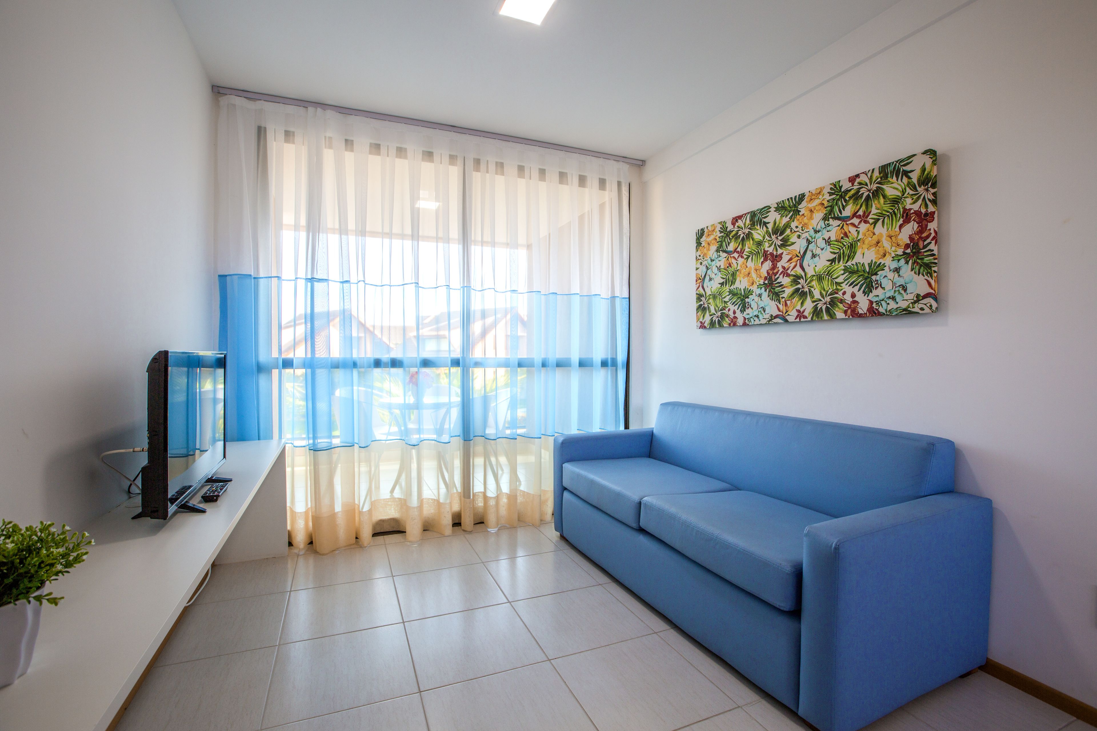 Apartamento básico, 2 quartos | Sala de estar | TV de tela plana