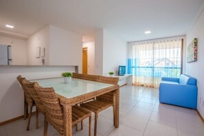 Apartamento básico | Área de estar | TV de tela plana