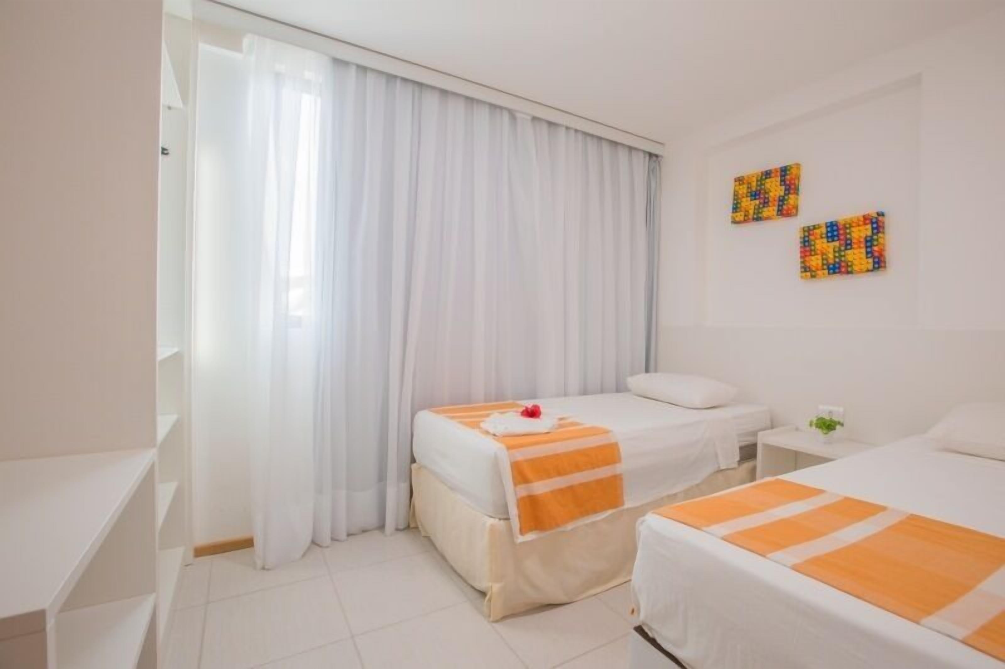 Apartamento básico | Escrivaninha, cortinas blackout, roupa de cama