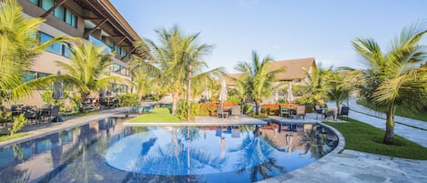 Piscina all'aperto, lettini