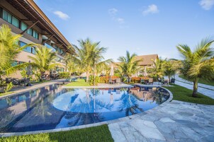 Utomhuspool och solstolar