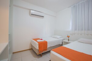 Lyxbungalow - 4 sovrum - privat pool | Skrivbord, mörkläggningsgardiner och sängkläder