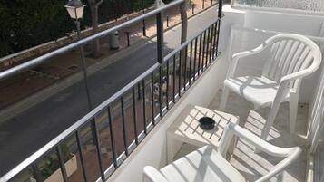 Habitación estándar con 2 camas individuales, balcón, vistas a la ciudad | Balcón