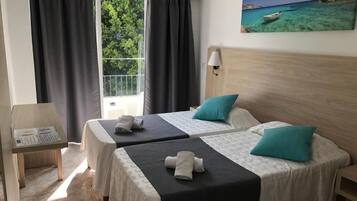 Rideaux occultants, lits bébé (gratuits), draps fournis