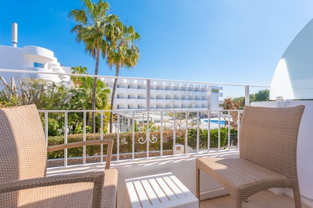 Standard-Zweibettzimmer, Balkon, Stadtblick | Ausblick vom Zimmer. Hotel Antares