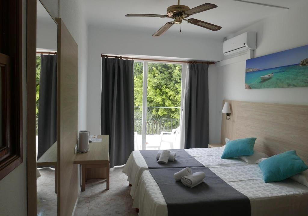 Blackout curtains, free cots/infant beds, bed sheets