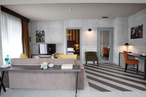 Executive suite | Woonkamer | Een flatscreentelevisie