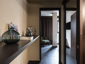 Minibar, coffres-forts dans les chambres, bureau