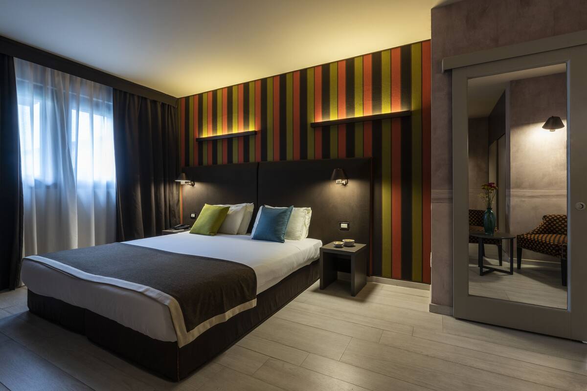 Deluxe Room | Minibar, in-room safe, desk, laptop workspace