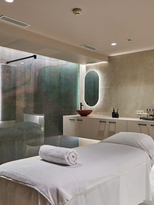Couples treatment rooms, sauna, hot tub, steam room, Turkish bath