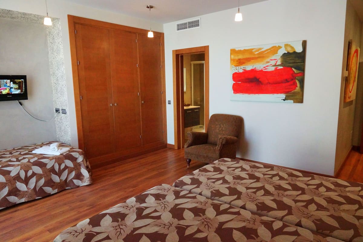Triple Room, 3 Twin Beds | Minibar, blackout drapes, soundproofing, free WiFi