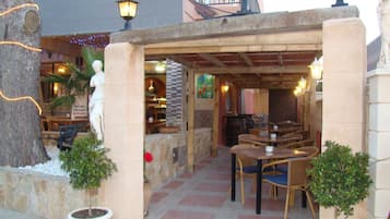 Se sirven desayunos, comidas, cenas y cocina local