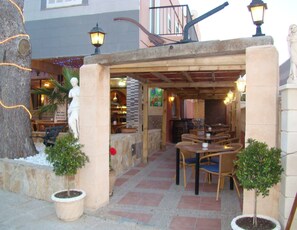 Frühstück, Mittagessen, Abendessen, lokale Küche 