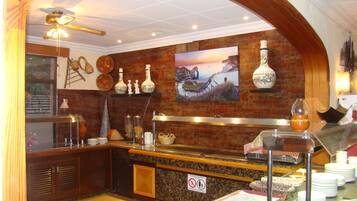 Desayuno buffet (EUR 5 por persona)