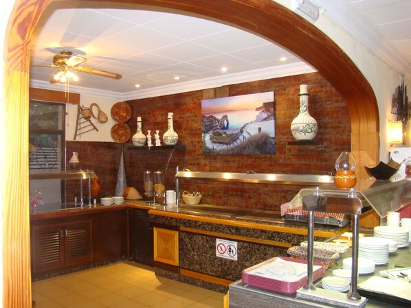 Tägliches Frühstücksbuffet (5 EUR pro Person)