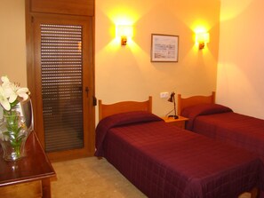 In-room safe, blackout curtains, free WiFi - Residencia Santiago Mallorca (Santanyi)