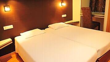 Twin Room | Desk, cribs/infant beds, free WiFi, bed sheets