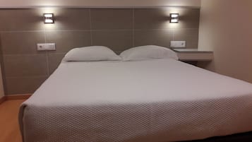 Doppel- oder Zweibettzimmer | Schreibtisch, schallisolierte Zimmer, kostenloses WLAN, Bettwäsche