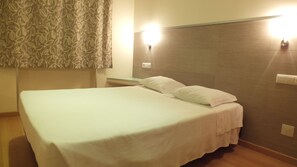 Desk, soundproofing, free WiFi, bed sheets