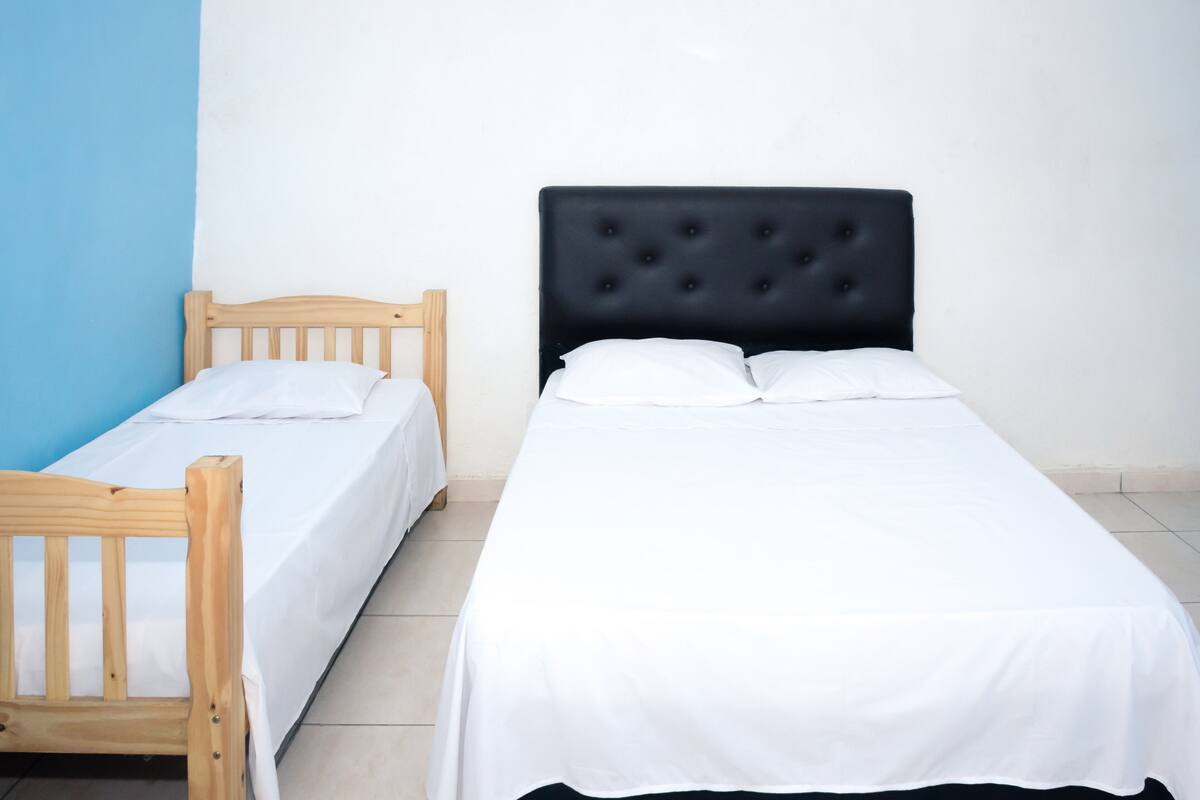 Minibar, tabla de planchar con plancha, wifi gratis y ropa de cama 