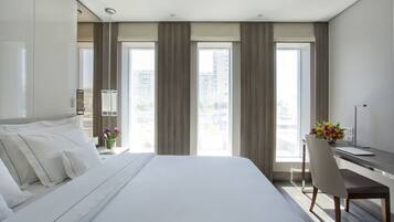Frigobar, cofres nos quartos, escrivaninha, cortinas blackout