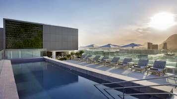 Piscine extérieure, parasols de plage, chaises longues