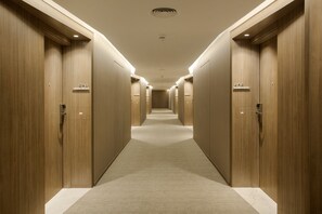 Minibar, caja fuerte, escritorio y cortinas opacas