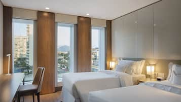 Minibar, caja de seguridad en la habitación y escritorio