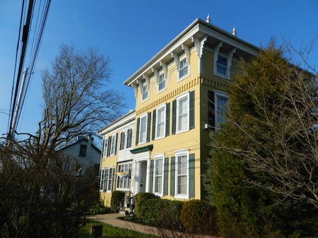 Exterior. E J Bowman House Bed & Breakfast