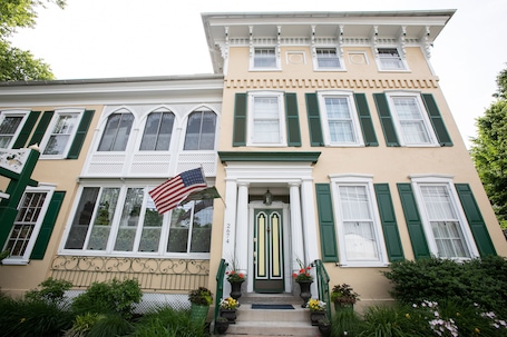 Fachada del alojamiento. E J Bowman House Bed & Breakfast