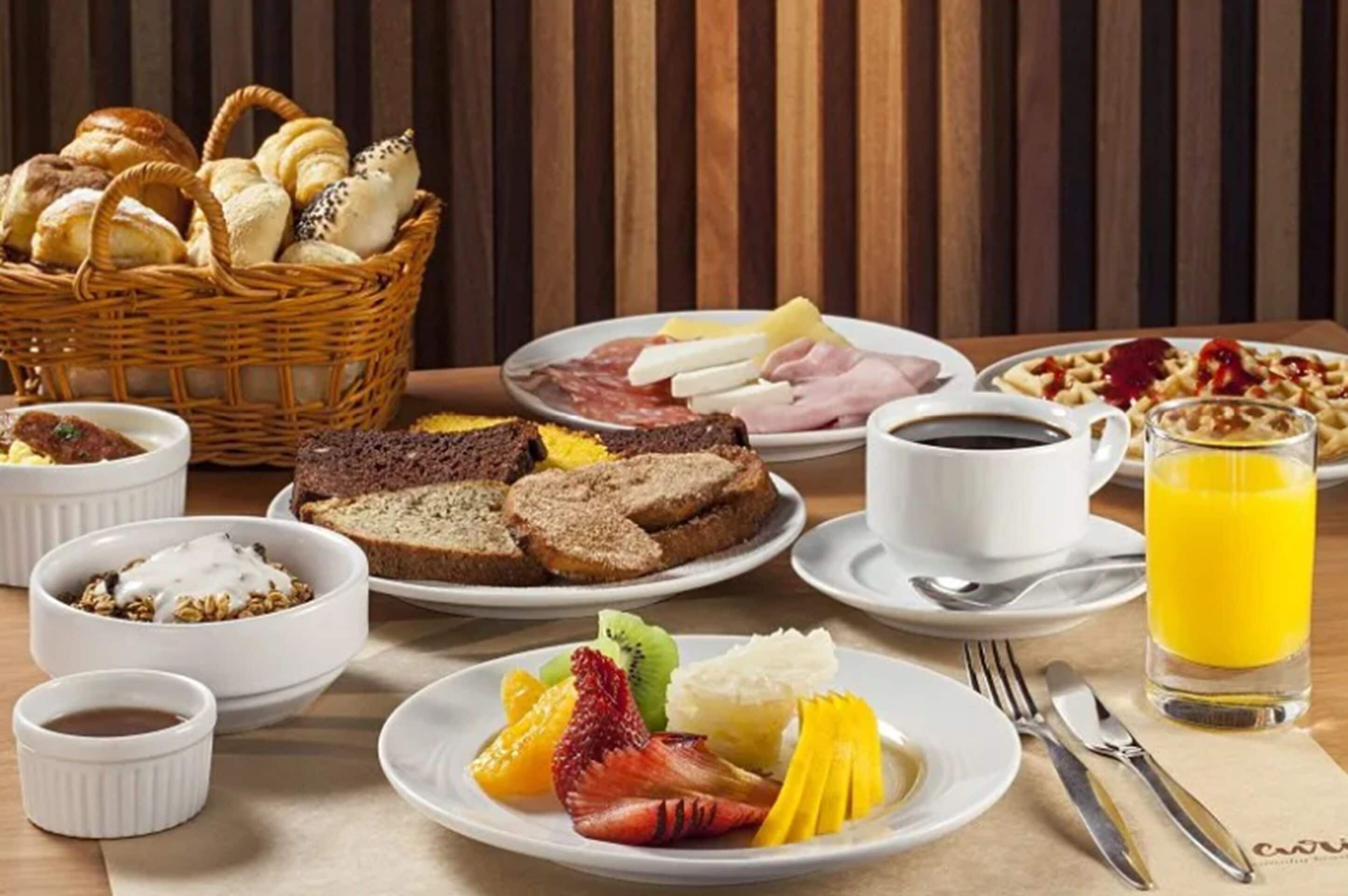 daily cooked-to-order breakfast (brl 45 per person)