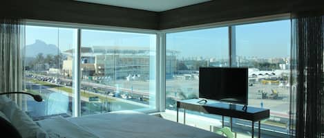 Deluxe Room, 1 King Bed | Premium bedding, minibar, in-room safe, desk